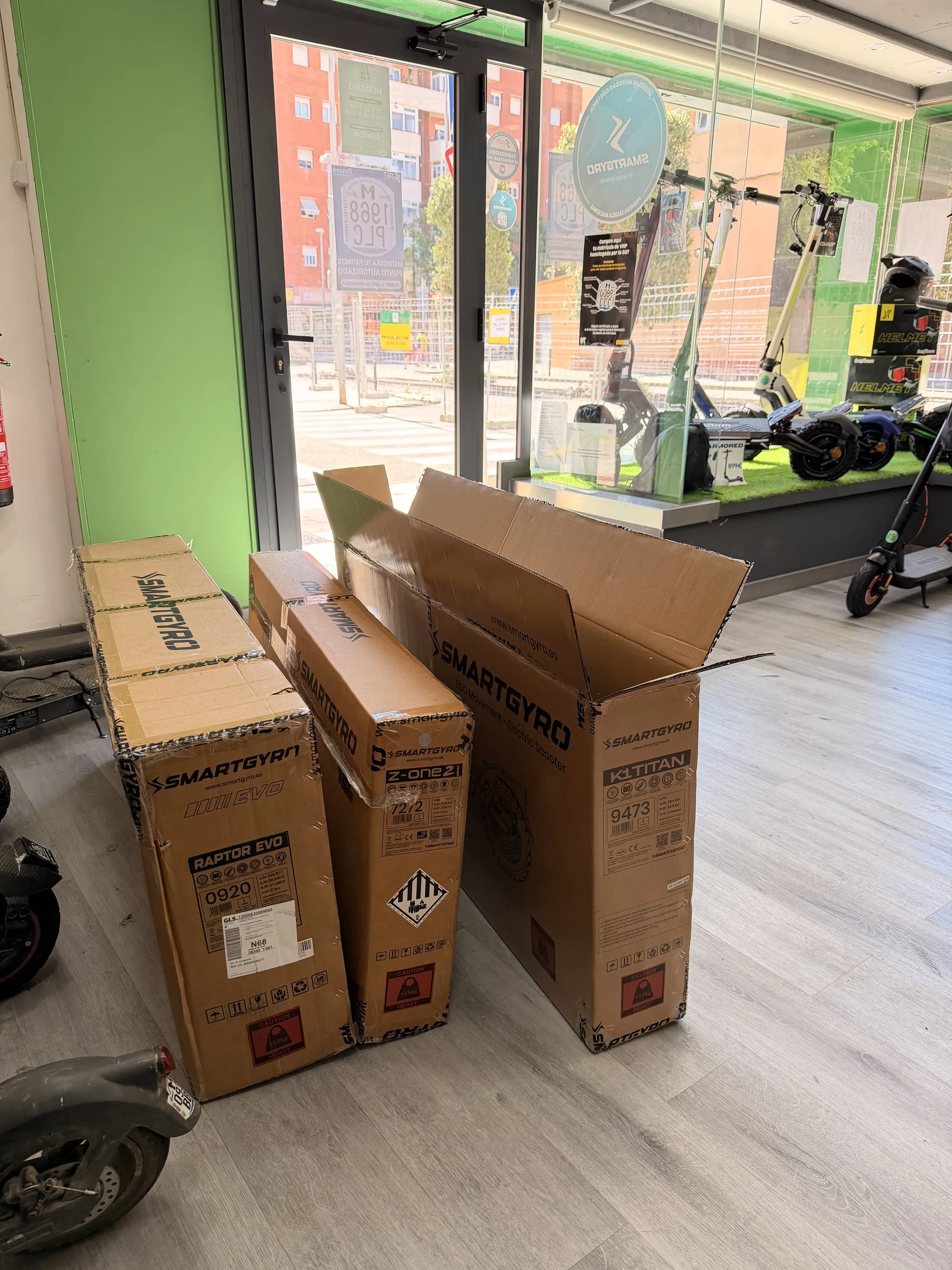 Patinetes SmartGyro embalados en la tienda E-GO! listos para enviar