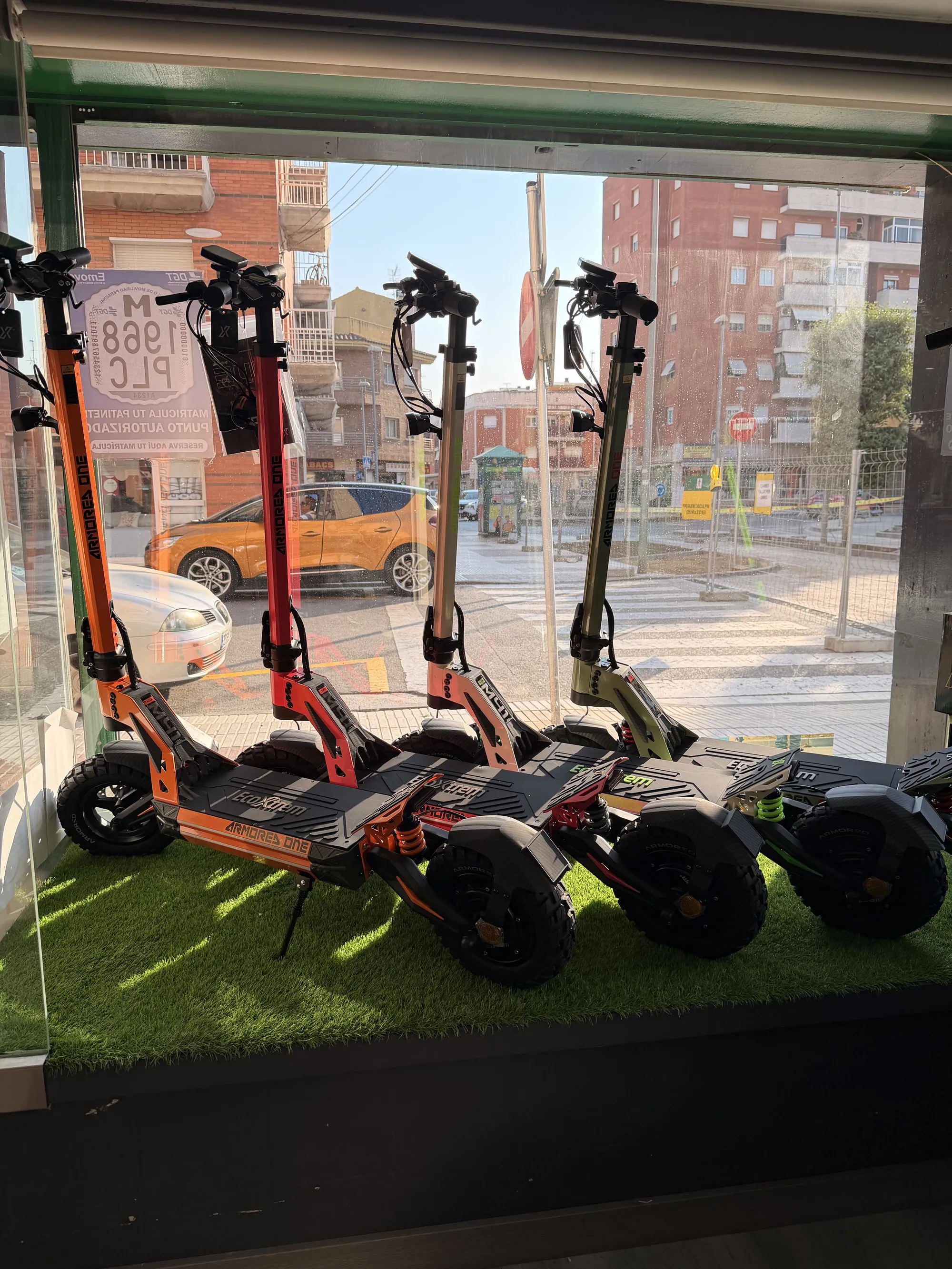 Escaparate de E-GO! con patinetes EcoXtrem